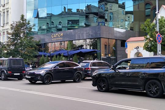 Богдан запаркував свою Tesla посеред дороги в центрі Києва (фото)