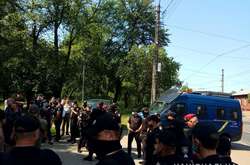 У Чернігові активісти закидали яйцями авто Рабіновича. Затримали 10 осіб, постраждав один поліцейський