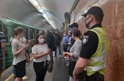 Карантин у метро: поліція ловить порушників на станціях і у вагонах (фото, відео)