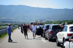 Відпочинок після карантину: на кордоні з Грецією утворилися кілометрові черги 