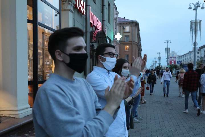 У Мінську триває велелюдний пікет на підтримку заарештованих активістів