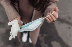 У МОЗ тепер стверджують, що одягати маску необхідно, заходячи до громадської будівлі