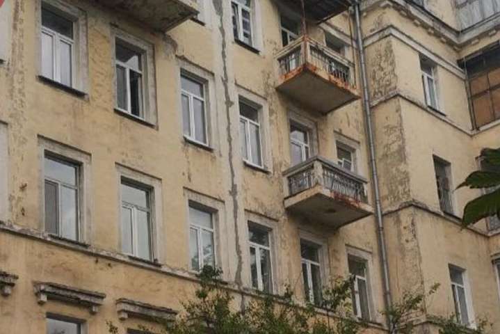 У центрі Києва жінка з дитиною вистрибнула з четвертого поверху (фото)