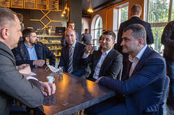 Скандальна кава у Хмельницькому. Суд відмовився карати Зеленського, але наклав штраф на мера та голову ОДА