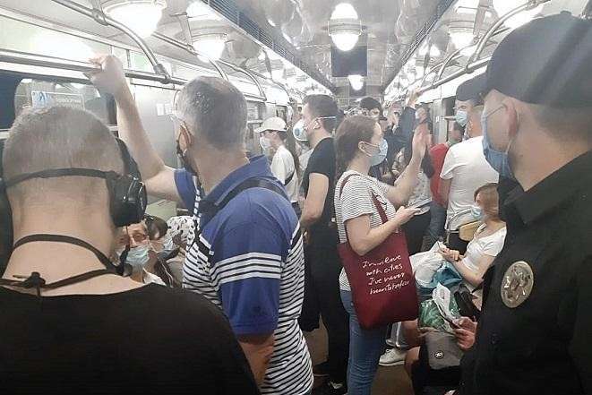 Дотримуватися обмежень стає все важче: в метро щодня зростає кількість пасажирів