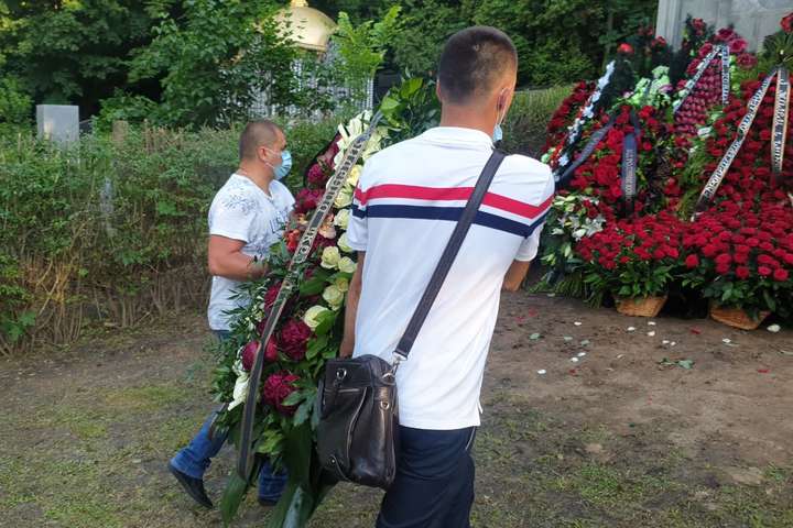 Зеленський передав вінок до могили батька Порошенка через 4 години після похорону: фото