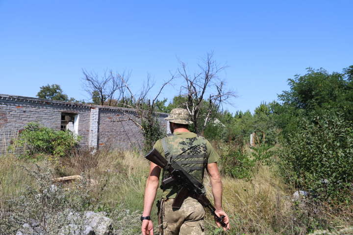 На Донбасі двоє українських військових підірвалися на міні