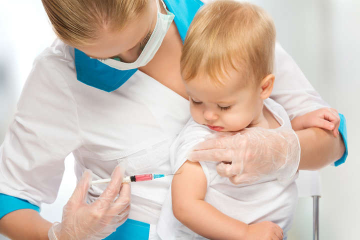 Чи безпечно вакцинувати дітей під час пандемії Covid-19. Роз'яснення Центру громадського здоров'я