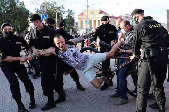 В Білорусі затримано понад 120 учасників акцій протесту, включно з журналістами
