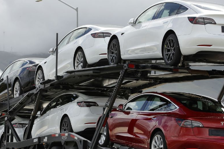 Німець випадково замовив 27 електрокарів Tesla Model 3
