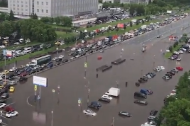Злива у Москві затопила Варшавське шосе (відео)