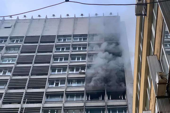 У центрі Києва горить будівля «Київпроекту»: відео