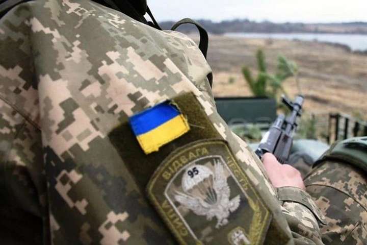 На Донбасі поранили третього за добу військового