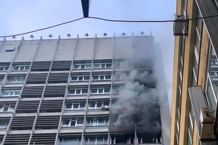 У Києві рятувальники загасили пожежу в будівлі «Київпроекту»