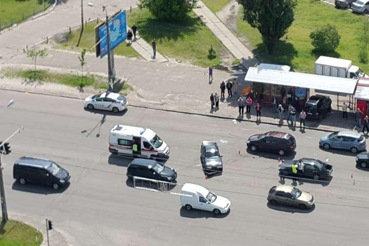 У Києві на Троєщині автівка влетіла у зупинку: відео