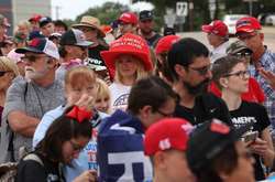 Хворі співробітники готували місце для суботнього мітингу за участі Трампа в місті Талса