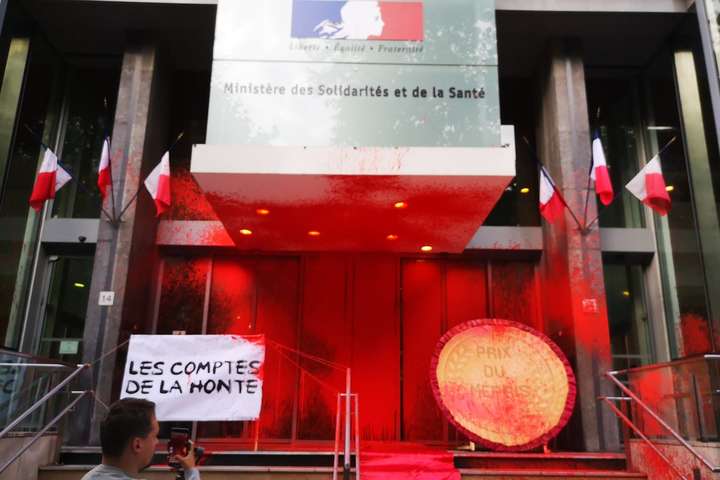 У Франції протестувальники залили будівлю МОЗ червоною фарбою: відео
