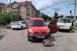 На Прикарпатті водій Renault Kangoo на смерть збив 8-річну дівчинку