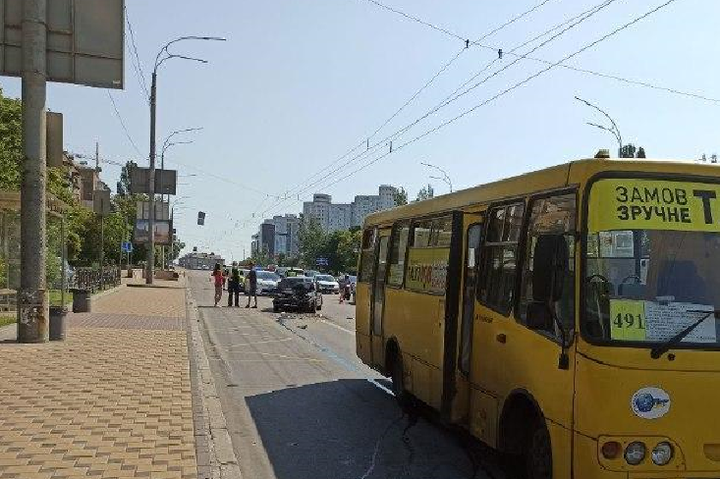 У Києві легкове авто врізалося у маршрутку з пасажирами