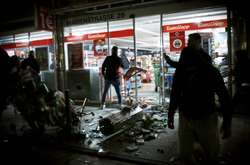 У безладах взяли участь десятки малих агресивних груп. Хулігани поранили кількох поліцейських