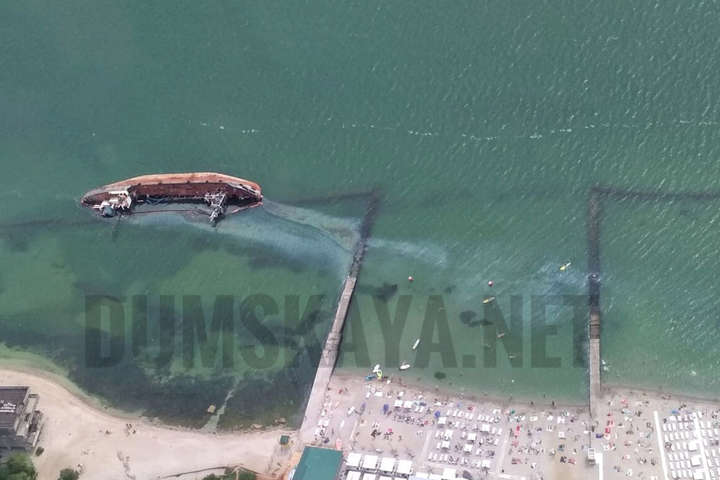 Із затонулого поблизу Одеси танкера «Делфі» вилилося пальне (фото)