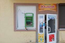  Під час огляду місця події поліцейські попередньо встановили, що гроші з банкомата не викрадені 