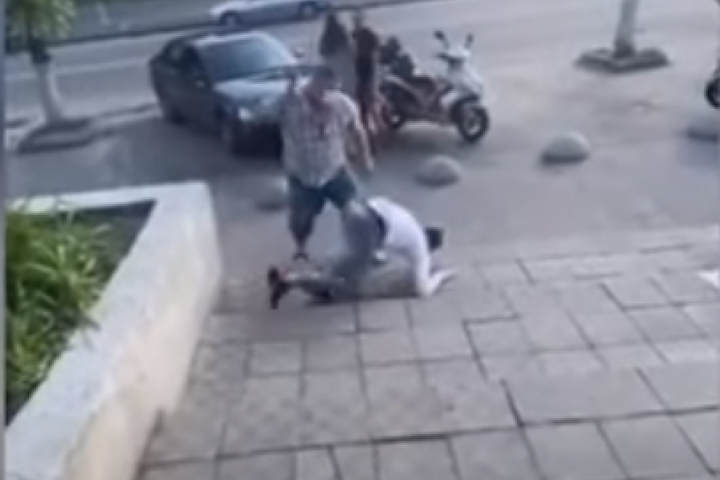 У супермаркеті під Києвом двоє чоловіків побилися ковбасою (відео)