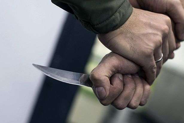 На Кіровоградщині чоловік з ножем напав на поліцейського