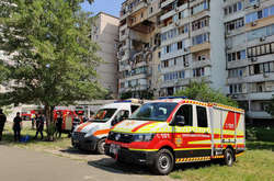 Столичні рятувальники обстежують будинки на вулиці Крушельницької, які розміщені поблизу того, де вибухнув газ