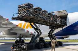 Військові США вантажать на літак ракети для протитанкових комплексів Javelin для ЗСУ