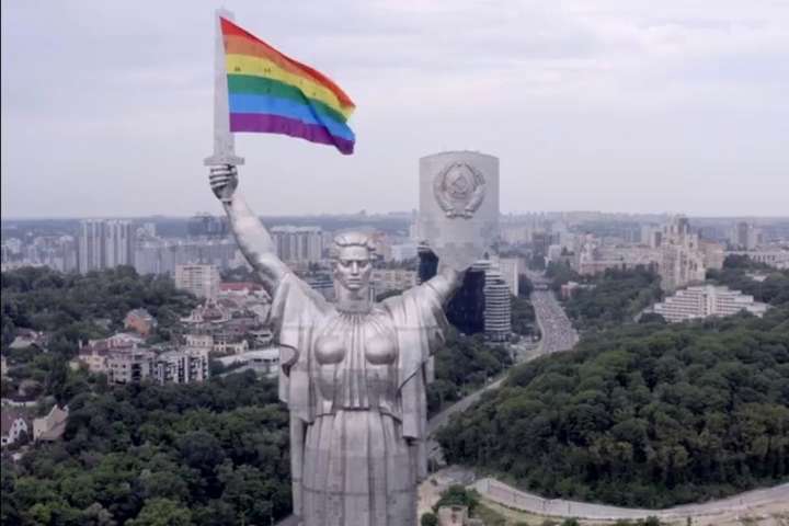 Монумент «Батьківщина-мати» прикрасили ЛГБТ-прапором: відео