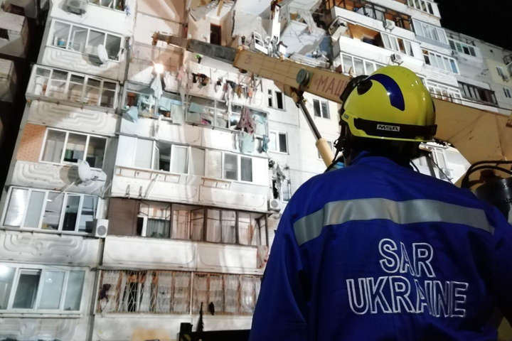 Вибух у будинку в Києві: рятувальники працювали і вночі (відео)