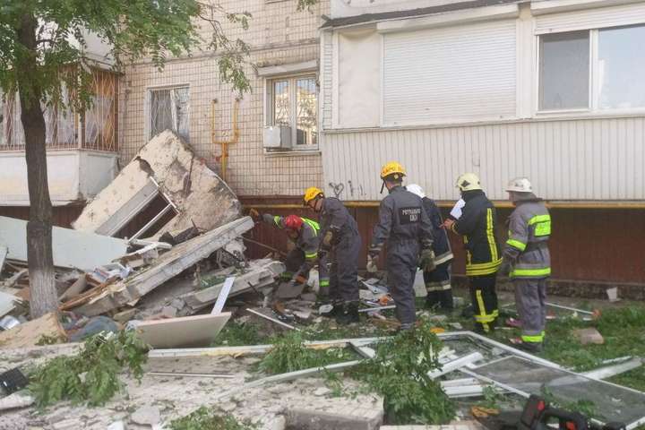 Через загрозу обвалу рятувальники припинили роботи всередині будинку, де стався вибух