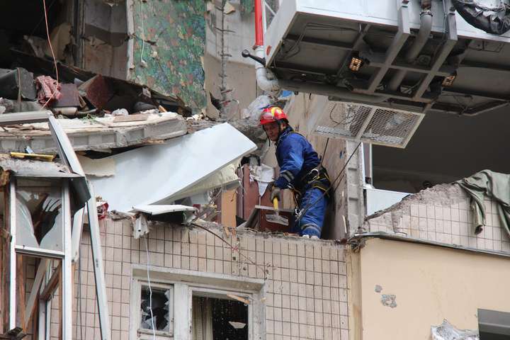 Рятувальники вручну розбирають завали у зруйнованому вибухом будинку в Києві