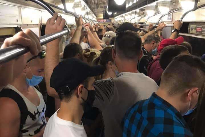 У вагонах не протиснутися: як виконуються карантинні вимоги у київському метро (фото)