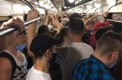 Потяг київського метро у годину пік 22 червня
