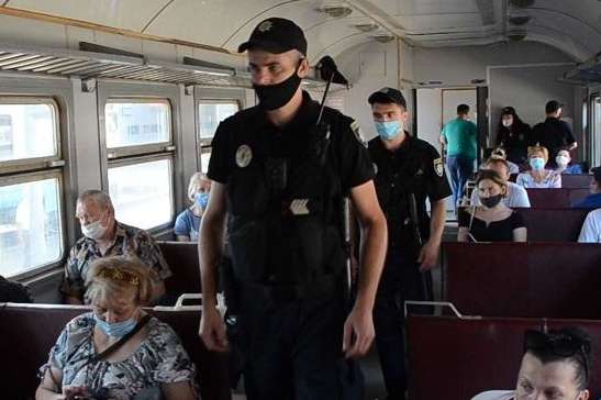 Поліція виловлює порушників маскового режиму на вокзалах і в електричках (фото, відео)