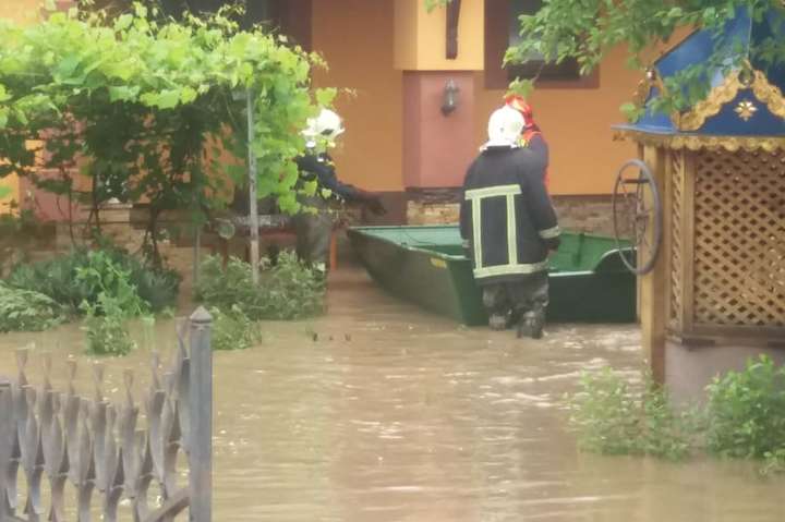 На Прикарпатті та Буковині через паводки введені надзвичайні заходи безпеки