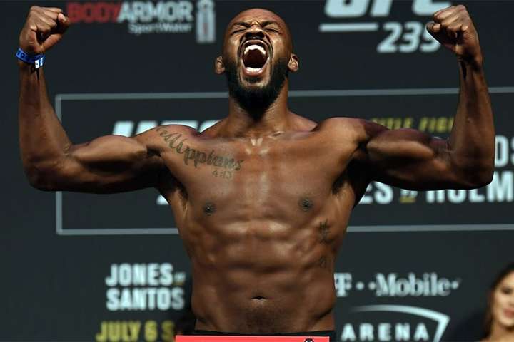 Темношкірого чемпіона UFC образив напис з іспанським словом «negro» на ціннику