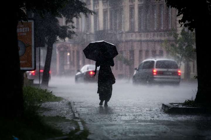Грозові дощі та шквали: прогноз погоди в Україні на вівторок
