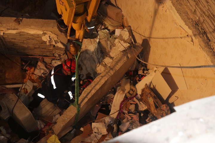 Вночі рятувальники знайшли під завалами будинку в Києві тіло п’ятої жертви