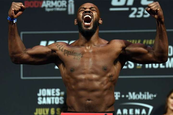 Темнокожего чемпиона UFC оскорбила надпись с испанским словом «negro» на ценнике