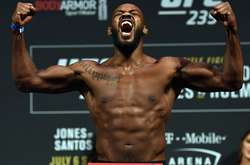 Темнокожего чемпиона UFC оскорбила надпись с испанским словом «negro» на ценнике