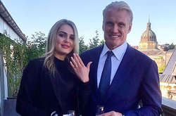  В настоящее время актеру 62 года, его будущей жене - 24. 
  