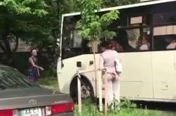 Пішоходи висловлювали водію автобуса своє обурення