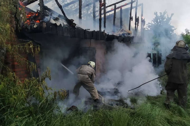 На Київщині блискавка знищила господарчу будівлю (фото)