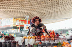 Искусство в массы. Киевская опера спела на столичном Житнем рынке (видео)