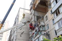 Рятувальники розбирають завали в будинку, де стався вибух