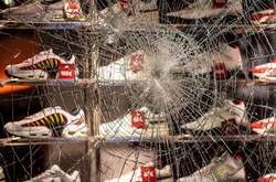 Учасники безладів плюндрували магазини в центрі Штутгарта