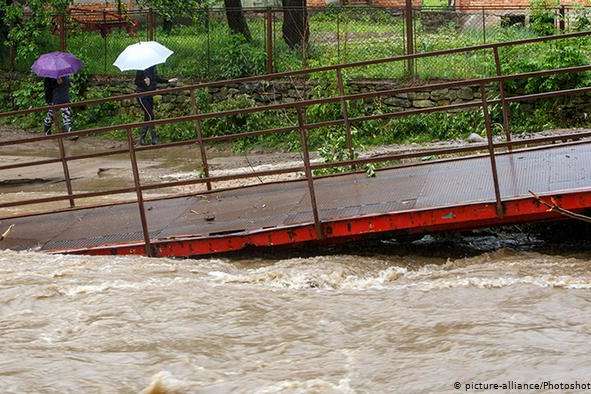 Штормове попередження на Прикарпатті: синоптики обіцяють надзвичайно сильні дощі